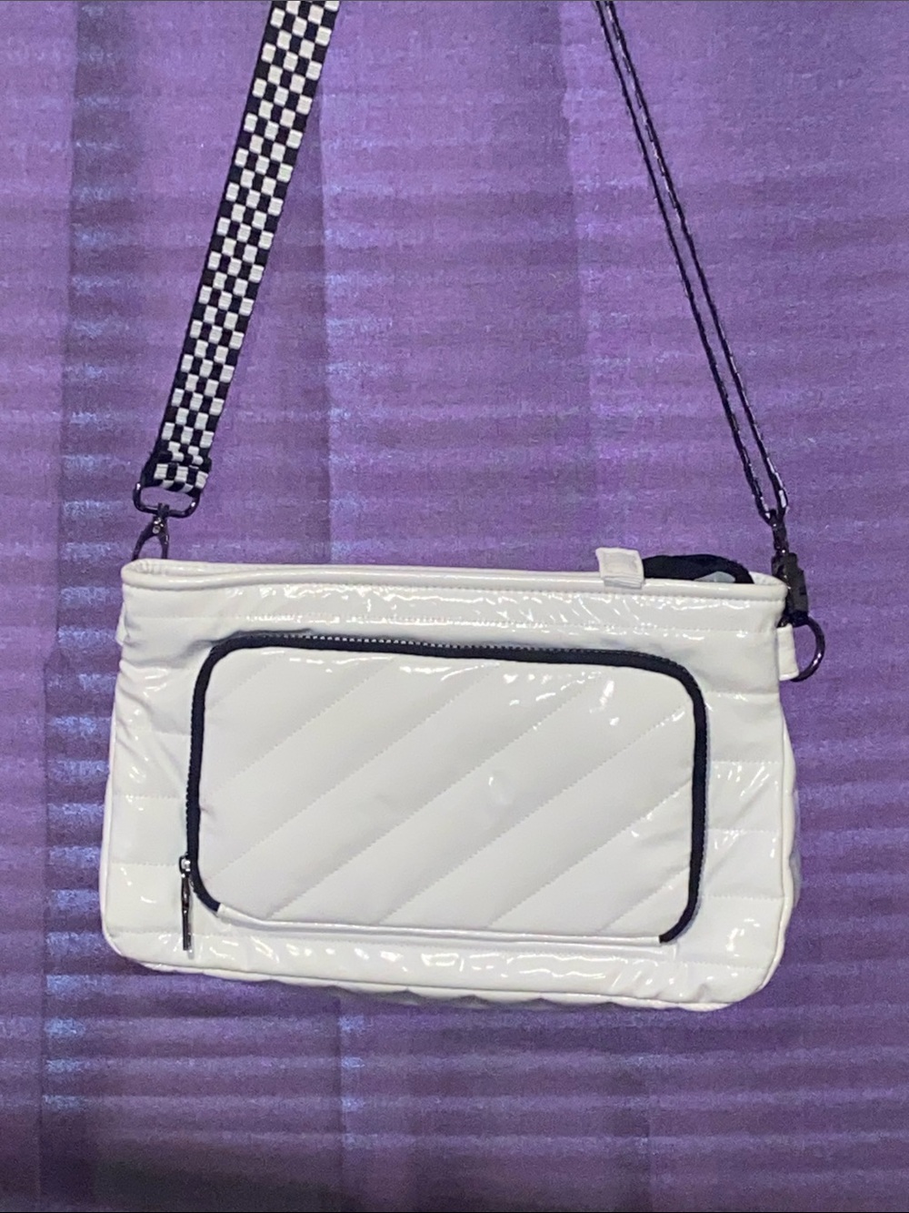 THINK ROYLN BANK STREET CROSSBODY PURSE QUILTED SHINY WHITE CHECKERED STRAP EUC